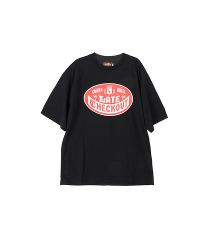 BADGE TEE BLACK/RED